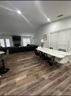 Lakeside Spacious Pool Retreat - Flowery Branch - 2