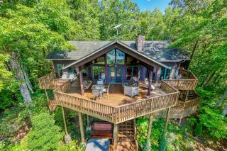 Majestic View cabin in Bryson City: 4BR, lake views, sleeps 10—your perfect mountain escape! - 0