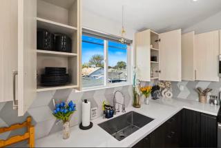 C- Vibrant and Glam NoHo Pad near U-Studios and H-Sign - North Hollywood - 5