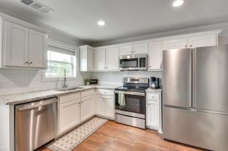 < 1 Mi to Tubing: Sleek Condo in Downtown Helen - 3
