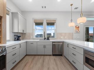 Puesta Del Sol 4BR Beach Retreat Decks Ocean Views and Outdoor Bar - Crystal Beach - 2