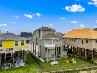 Relax And Sea NEW Luxury Canal-View Escape Gated Community Firepit and Decks - Port Bolivar - 9