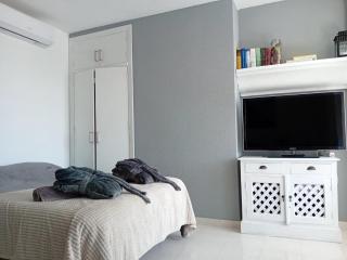 Studio with pool and sunrise view at 10 min beach walk - 7