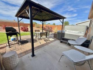 Beautiful Family and Pet-Friendly Home Near National Parks with NEW Hot Tub - Kanab - 5