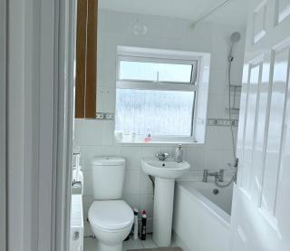 Fountain House-Sleeps 5-Central Dagenham-Parking - 9