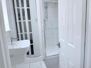 Fountain House-Sleeps 5-Central Dagenham-Parking - 8