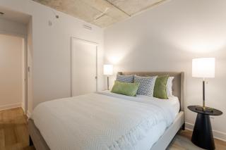 Echoes of Chic 2BR Hideaway in Old Port - Montréal - 5