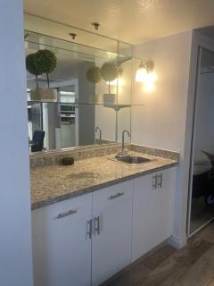 Chic Las Vegas Condo Getaway mins to the Strip FREE WiFi , Pool, Gym, 24HR Security - Las Vegas - 3