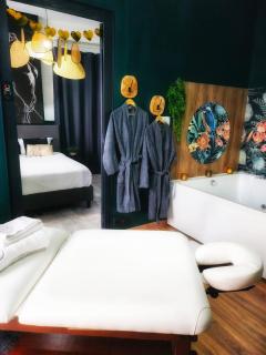 Suite Passion - Jacuzzi privé - Table massage - Saint-Étienne - 4