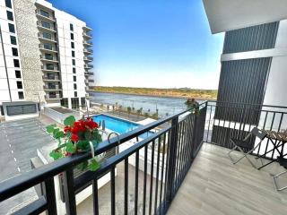 Yas Canal 1 Luxury Apartment by the Canal Near F1 - Abu Dabi - 9