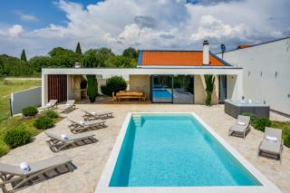 Luxury Spa Villa w Heated Pool, Jacuzzi & Sauna - 6