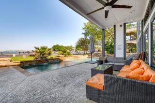 Luxe Family Gem in Montgomery The Lake House! - 0