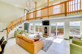 Lake Taneycomo Views Family-Friendly Cabin! - Forsyth - 0