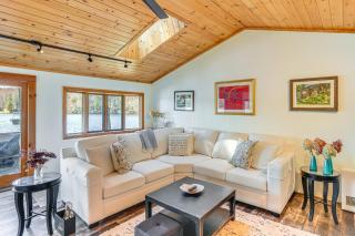 Watercrafts and Dock Stunning Lakehouse in Becket! - Becket - 0