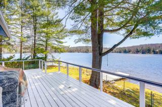 Watercrafts and Dock Stunning Lakehouse in Becket! - Becket - 8