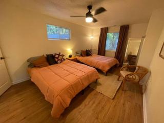Martin Mill, Santa Fe Inspired Bungalow, 5 minutes to downtown - 6