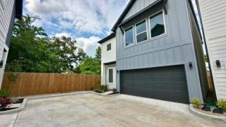 Bright and Modern Houston Getaway Gated Community Close to Everything - 9