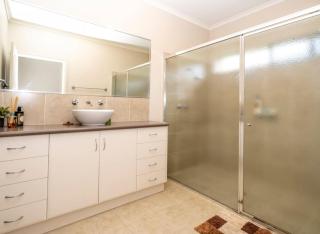 Holzer House - spacious home - 3