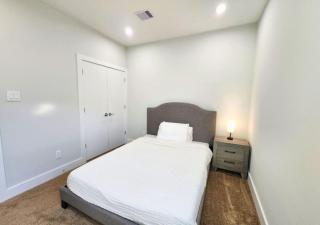 Modern Comfort at a Great Price - Houston - 2