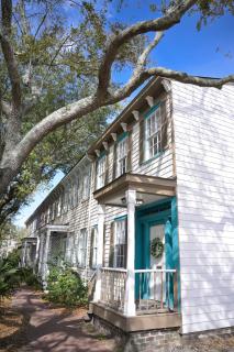 The Maiden Voyage - Themed Getaway, Steps to Forsyth, King Bed, Grill, Games, Picnic Basket - 6
