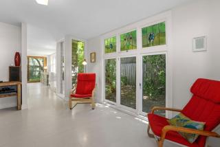 Red Door - Centrally Located - 9