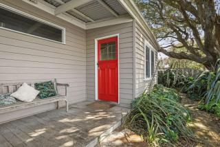 Red Door - Centrally Located - 8