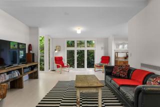 Red Door - Centrally Located - 7