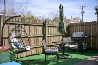 The Maiden Voyage - Themed Getaway, Steps to Forsyth, King Bed, Grill, Games, Picnic Basket - Savannah - 4