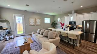 Chic Affordable North Houston Getaway - 5