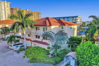 518) Massive waterfront home with pool - North Miami Beach - 6