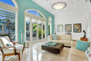 518) Massive waterfront home with pool - North Miami Beach - 2