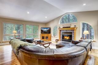 Nestled Pines Retreat Hot Tub Pool Tahoe Foosball More - South Lake Tahoe - 4