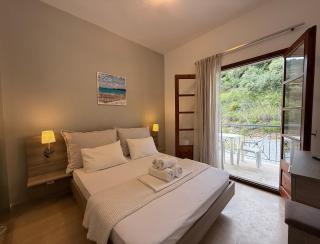 Theros Apartments - Mola Kalyva - 2