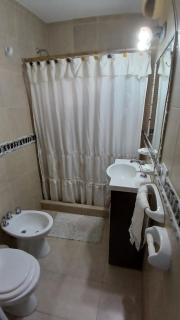 CASA TODA EN PLANTA BAJA CON PARQUE y PILETA INDIVIDUAL SOBRE ASFALTO A POCAS CUADRAS DEL CENTRO DE MERLO - 8