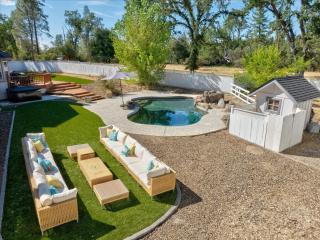 Cedar Creek Lodge with POOL/hot tub/sleeps 24 - Oakhurst - 9