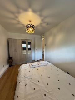 Flat by the Shard & Tower Bridge - 4