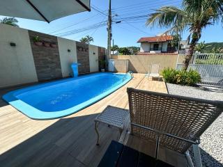 CASA GOLFINHO 348 - casa aconchegante com piscina, churrasqueira, mesa de sinuca e jogos - Bombinhas - 1