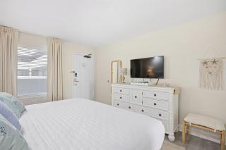 Oceanfront Seawatch Resort Unit 1012 Luxury Sleeps 2 Ten Pools Ten Hot Tubs - Myrtle Beach - 2