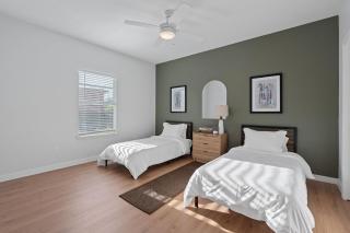 East Austin Retreat with Patio, Grill & Swing Set - Austin - 6