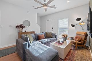 East Austin Retreat with Patio, Grill, Hot Tub, & Swing Set - Austin - 8