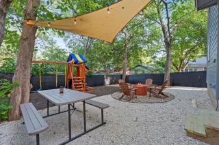 East Austin Retreat with Patio, Grill & Swing Set - Austin - 0