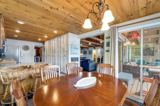 Lakefront A-Frame on a Point, Pet-Friendly - Robbinsville - 2