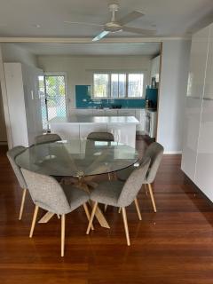 Hill top 2-bedroom home with charming view - Brisbane - 7