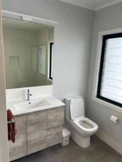 Hill top 2-bedroom home with charming view - Brisbane - 4