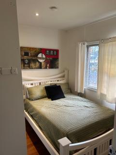 Hill top 2-bedroom home with charming view - Brisbane - 3