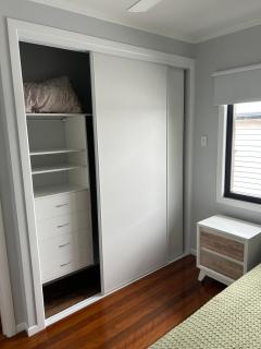 Hill top 2-bedroom home with charming view - Brisbane - 1