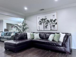 Dazzling 5 Bedroom Pool Home 1/4 Mile To Disney - Anaheim - 0