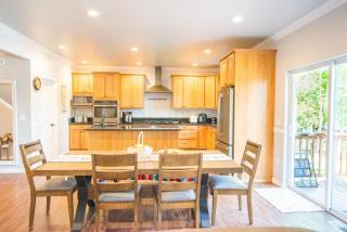 Serene Four Bedroom Lakefront Home - 7