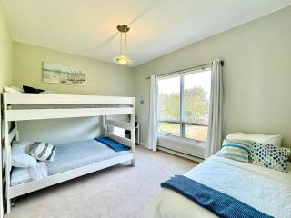 Spacious Beach Town Retreat - Sleeps 8 - Port Elgin - 7
