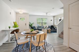 Upscale King 3BR Townhouse Mins to Cary & NC State - Raleigh - 1